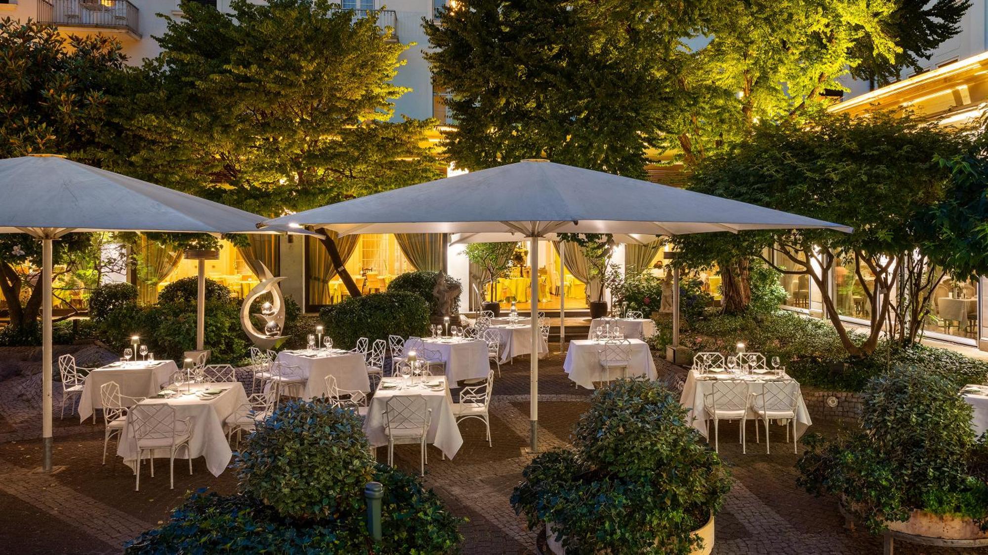 Hotel Europaeischer Hof Heidelberg, Bestes Hotel Deutschlands In Historischer Architektur Kültér fotó The restaurant's garden