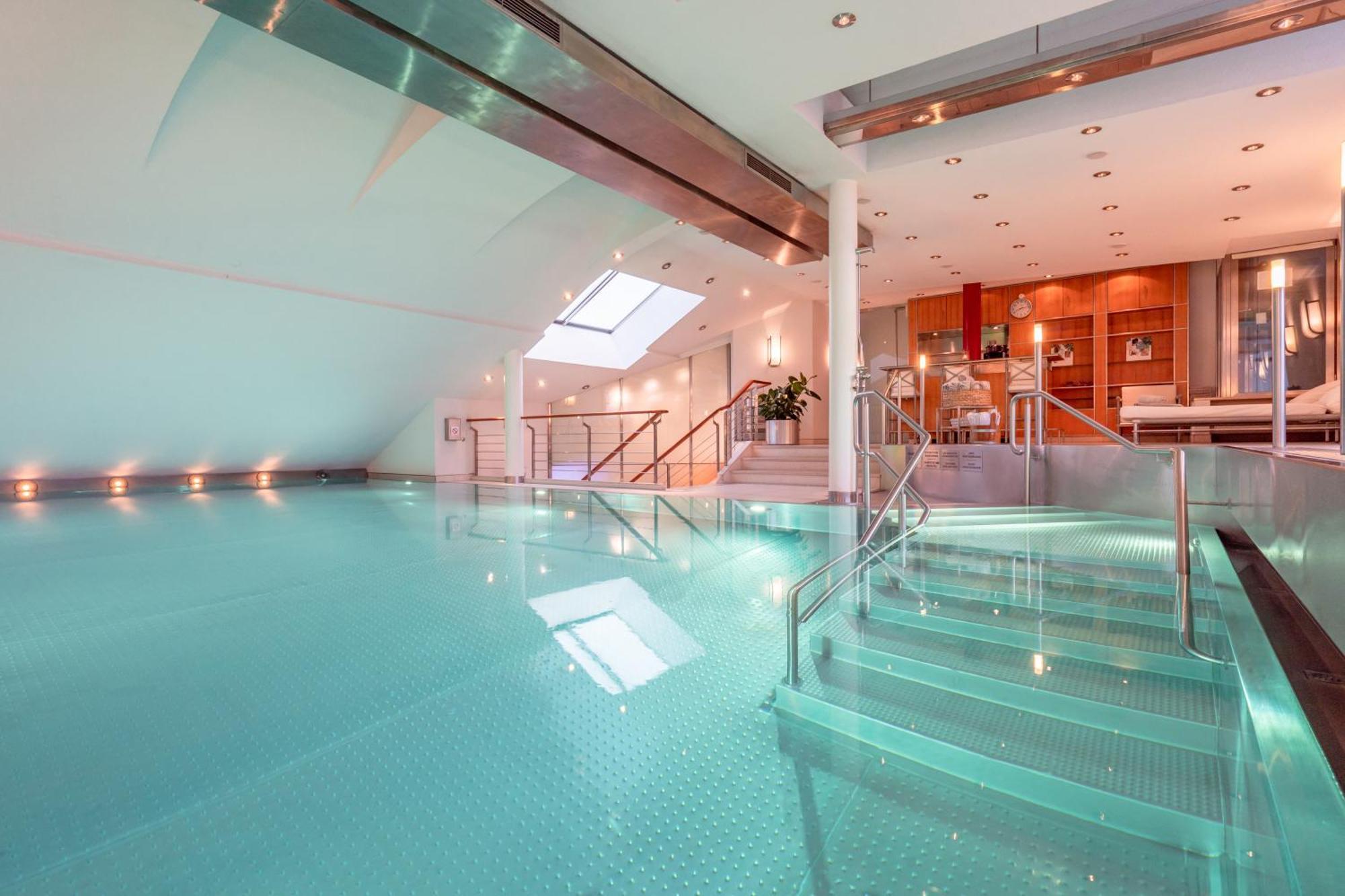 Hotel Europaeischer Hof Heidelberg, Bestes Hotel Deutschlands In Historischer Architektur Kültér fotó The swimming pool